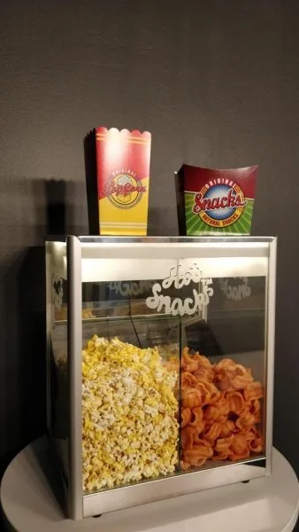 Hot Snacks -vitriini Sisältää popcornit - pekoni snacksit tai sour cream snacksit (Kysy tarjous)