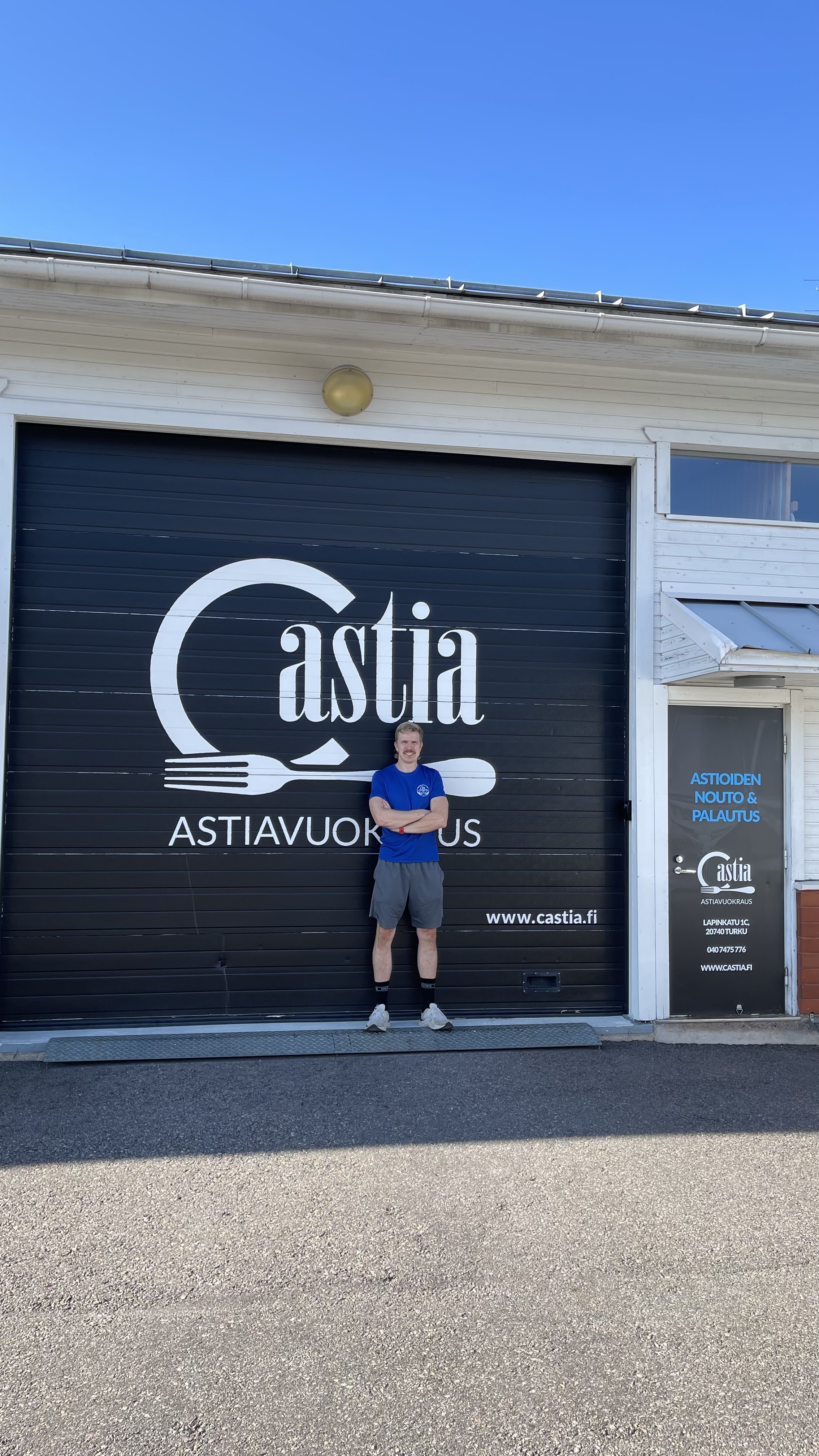 Markus Castian hallin ja nouto-oven edessä